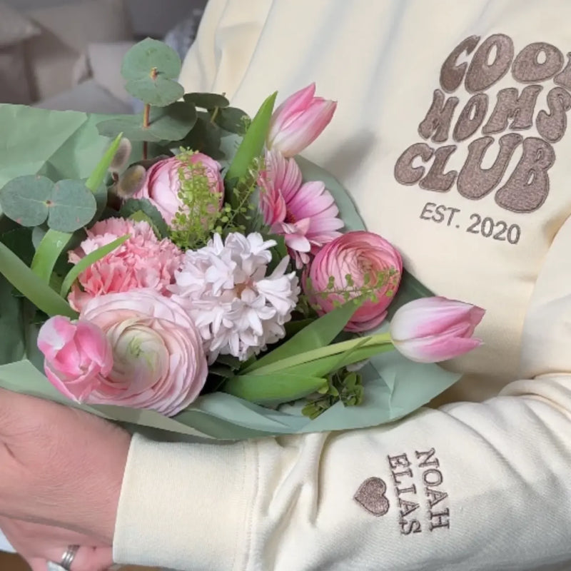 “Cool Moms Club” – Sweat-shirt personnalisé brodé avec les prénoms des enfants et la date
